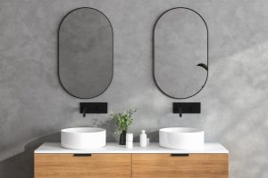 Două oglinzi rotunde pentru baie montate pe perete