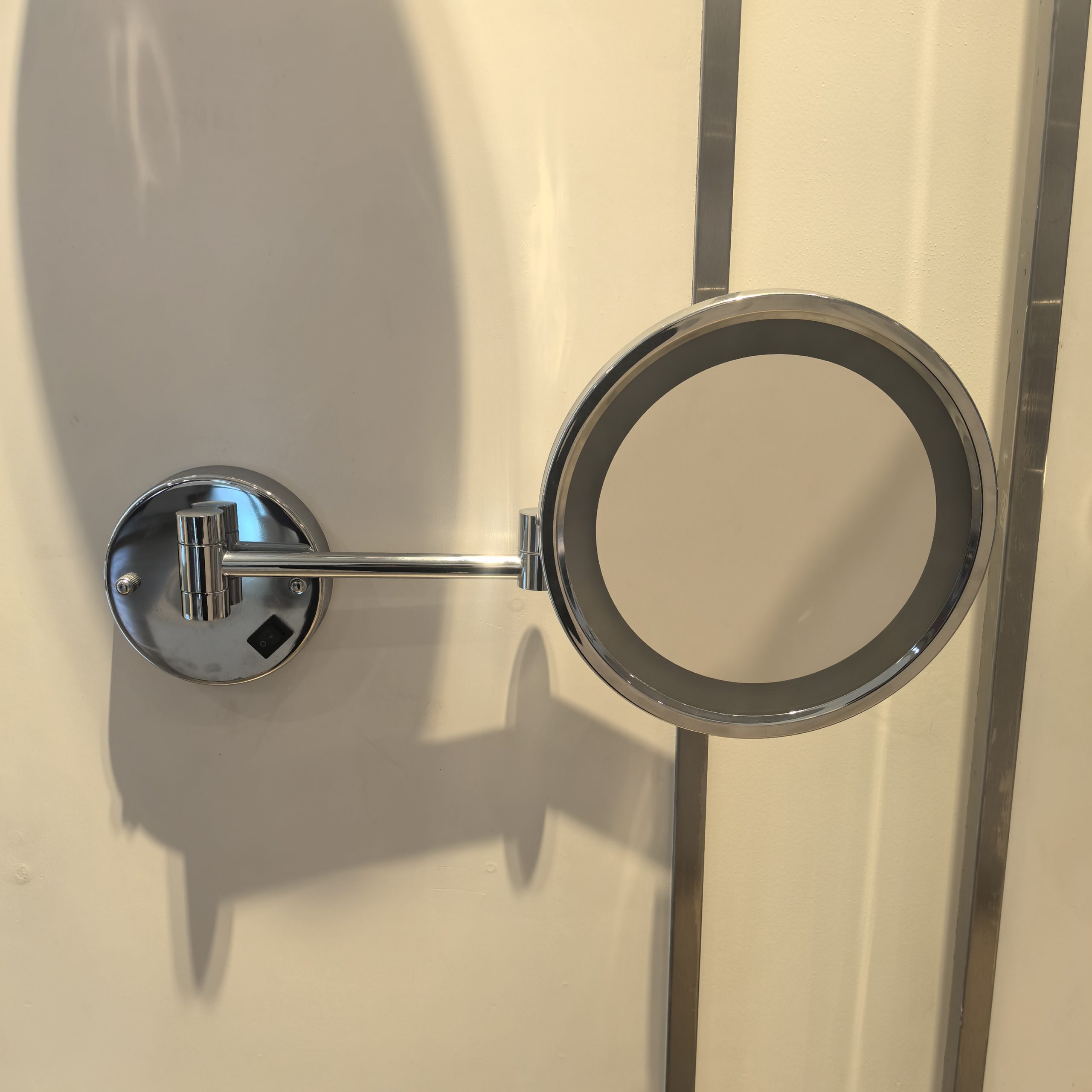 Wangel LED Wall Mounted Single Chrome Round Foldable Makeup Mirror - 图片 6