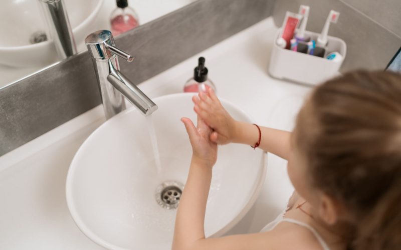 little-girl-washing-hands-with-soap_看图王
